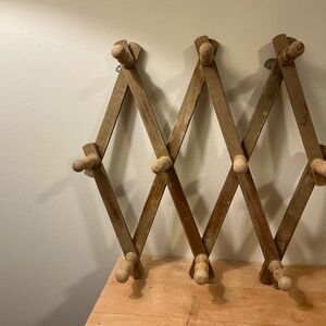 Vintage Medium Wood Farmhouse 10 Peg Accordion Expandable Hanging Rack
